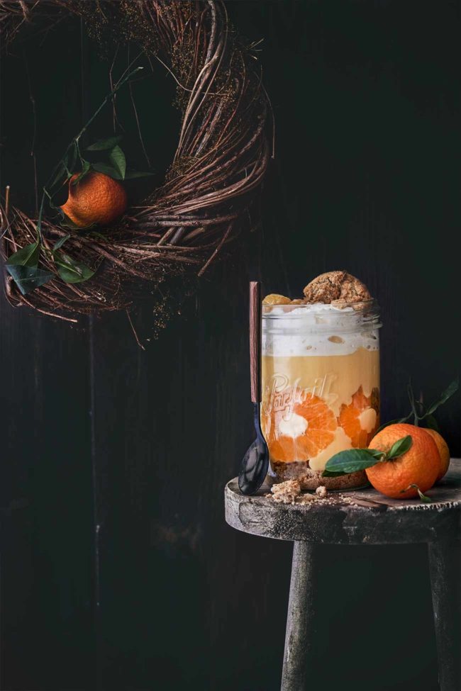 Clementinen-Pudding Clementine Pudding Wenn ich die ersten Clementinen rieche, die einen leichte mediterranen und süß-säuerlichen Duft verströmen, hat für mich im Kopf die Adventszeit begonnen. Ist so. Und ehrlich jetzt, so langsam kann man anfangen sich über das Weihnachts-Dessert Gedanken zu machen. Und hübsch ist es auch noch. 4 Portionen 2 EL Speisestärke 450 ml Mandeldrink 100 ml Clementinensaft 6 Eigelb 200 g Zucker 4 Clementinen 100 g Haferkekse 200 g Sahne 1 EL Puderzucker Abgeriebene Schale 1 Clementine Speisestärke mit 50 ml Mandeldrink und den Eigelben verrühren. Restlicher Mandeldrink mit Clementinensaft und Zucker in einen Topf geben und verrühren. Unter Rühren langsam erhitzen, die Eigelbmasse mit einem Schneebesen unterrühren, dann langsam unter Rühren 4-5 Minuten bei mittlerer Hitze andicken lassen. Vom Herd nehmen und Clementinenschale unterrühren. Haferkekse zerbröseln und auf 4 Gläser aufteilen. Clementinen schälen und in Scheiben schneiden. Clementinenscheiben an die Wände der Gläser drücken. Gläser mit der Puddingcreme füllen und auskühlen lassen. Vor dem Servieren die Sahne mit dem Puderzucker steif schlagen. Sahne auf die Gläser verteilen. TIPP: ein paar Tropfen gelbe Lebensmittelfarbe unter den Pudding rühren. .