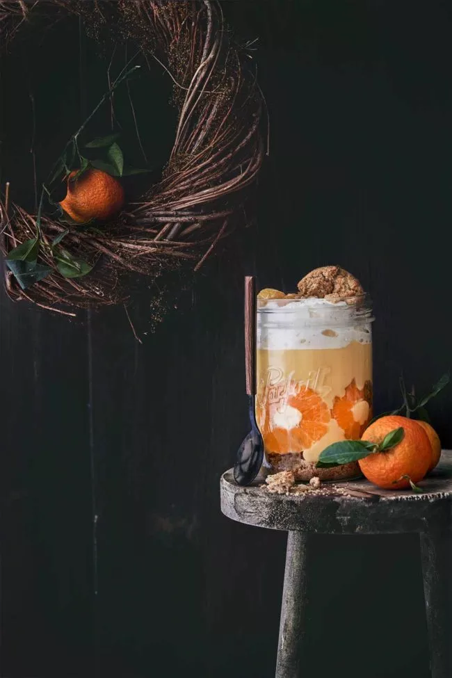 Clementinen-Pudding Clementine Pudding Wenn ich die ersten Clementinen rieche, die einen leichte mediterranen und süß-säuerlichen Duft verströmen, hat für mich im Kopf die Adventszeit begonnen. Ist so. Und ehrlich jetzt, so langsam kann man anfangen sich über das Weihnachts-Dessert Gedanken zu machen. Und hübsch ist es auch noch. 4 Portionen 2 EL Speisestärke 450 ml Mandeldrink 100 ml Clementinensaft 6 Eigelb 200 g Zucker 4 Clementinen 100 g Haferkekse 200 g Sahne 1 EL Puderzucker Abgeriebene Schale 1 Clementine Speisestärke mit 50 ml Mandeldrink und den Eigelben verrühren. Restlicher Mandeldrink mit Clementinensaft und Zucker in einen Topf geben und verrühren. Unter Rühren langsam erhitzen, die Eigelbmasse mit einem Schneebesen unterrühren, dann langsam unter Rühren 4-5 Minuten bei mittlerer Hitze andicken lassen. Vom Herd nehmen und Clementinenschale unterrühren. Haferkekse zerbröseln und auf 4 Gläser aufteilen. Clementinen schälen und in Scheiben schneiden. Clementinenscheiben an die Wände der Gläser drücken. Gläser mit der Puddingcreme füllen und auskühlen lassen. Vor dem Servieren die Sahne mit dem Puderzucker steif schlagen. Sahne auf die Gläser verteilen. TIPP: ein paar Tropfen gelbe Lebensmittelfarbe unter den Pudding rühren. .