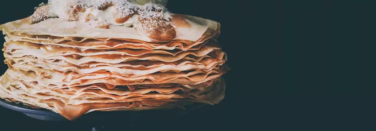 Auf der Suche nach neuen Küchengeräten (nicht das ich welche benötigen würde) bin ich auf einen sehr preiswerten Crêpe-Maker gestoßen. Gekauft, geliefert und gebacken. Schon war der Crêpe-Kuchen geboren. Der Teig hat einen leichten Bananengeschmack und das Dulce de Leche macht ihn zu einem der leckersten Kuchen überhaupt. Du kannst die Crêpes natürlich auch in einer beschichteten Pfanne backen