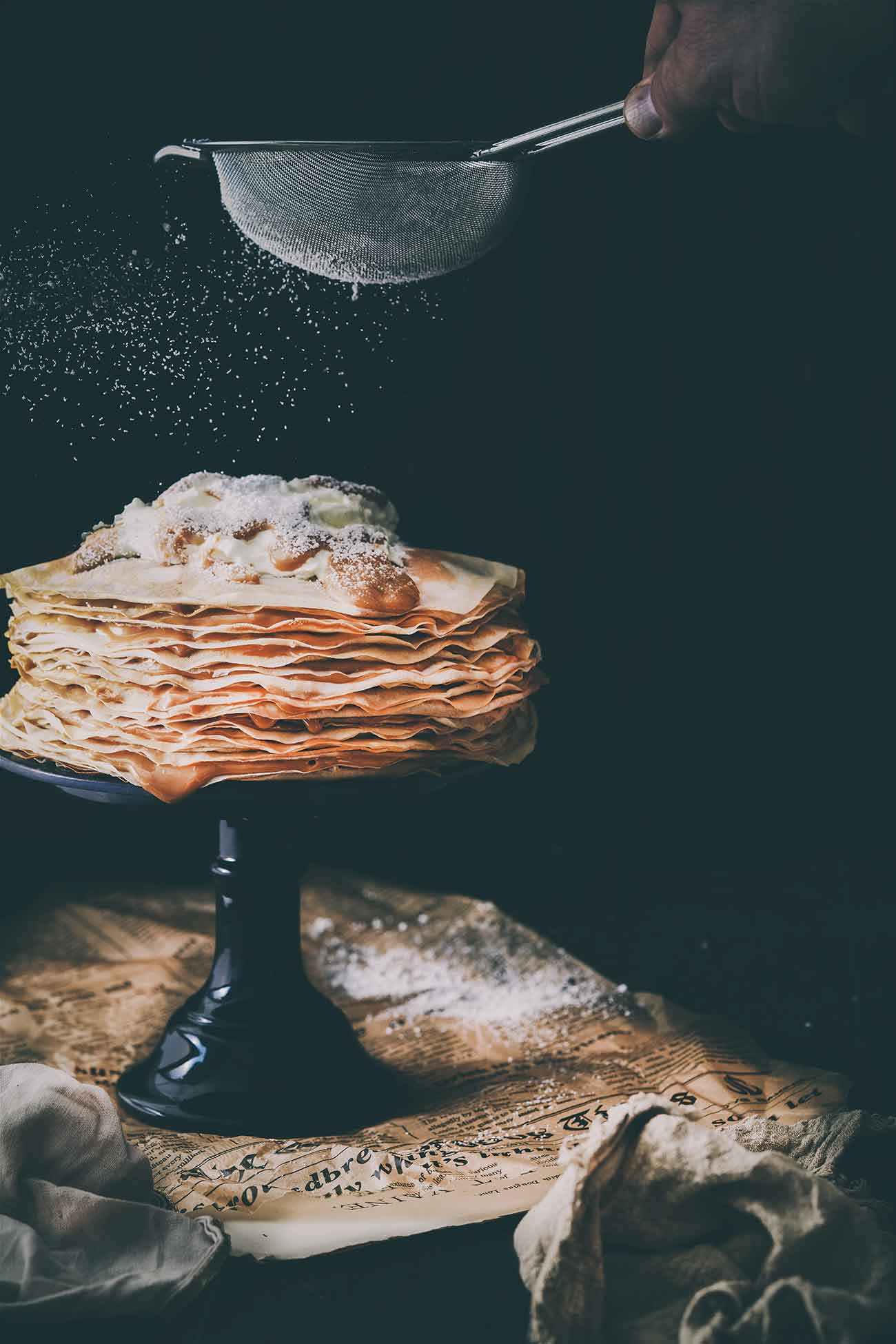 Auf der Suche nach neuen Küchengeräten (nicht das ich welche benötigen würde) bin ich auf einen sehr preiswerten Crêpe-Maker gestoßen. Gekauft, geliefert und gebacken. Schon war der Crêpe-Kuchen geboren. Der Teig hat einen leichten Bananengeschmack und das Dulce de Leche macht ihn zu einem der leckersten Kuchen überhaupt. Du kannst die Crêpes natürlich auch in einer beschichteten Pfanne backen