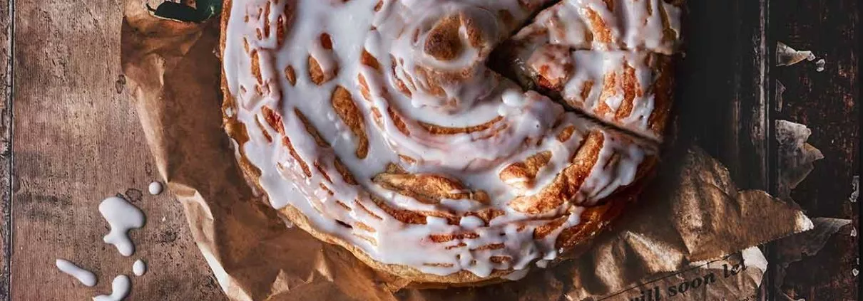 Riesenschnecken sehen wir jetzt überall. Verständlich, denn eine Zimtschnecke kann gar nicht groß genug sein. Aber eine Riesen-Zimtschnecke aus Croissantteig ist noch einmal ein anderes Level. So lecker und flott gemacht. Ich liebe sie noch leicht warm und kann gar nicht abwarten, bis die Glasur fest geworden ist. Aber am nächsten Morgen, luftdicht verpackt, wenn die Glasur so richtig schön in den Teig gezogen ist, ist die Schnecke ein absoluter Genuss.