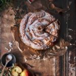 Riesenschnecken sehen wir jetzt überall. Verständlich, denn eine Zimtschnecke kann gar nicht groß genug sein. Aber eine Riesen-Zimtschnecke aus Croissantteig ist noch einmal ein anderes Level. So lecker und flott gemacht. Ich liebe sie noch leicht warm und kann gar nicht abwarten, bis die Glasur fest geworden ist. Aber am nächsten Morgen, luftdicht verpackt, wenn die Glasur so richtig schön in den Teig gezogen ist, ist die Schnecke ein absoluter Genuss.