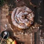 Riesenschnecken sehen wir jetzt überall. Verständlich, denn eine Zimtschnecke kann gar nicht groß genug sein. Aber eine Riesen-Zimtschnecke aus Croissantteig ist noch einmal ein anderes Level. So lecker und flott gemacht. Ich liebe sie noch leicht warm und kann gar nicht abwarten, bis die Glasur fest geworden ist. Aber am nächsten Morgen, luftdicht verpackt, wenn die Glasur so richtig schön in den Teig gezogen ist, ist die Schnecke ein absoluter Genuss.