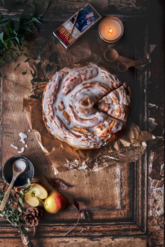 Riesenschnecken sehen wir jetzt überall. Verständlich, denn eine Zimtschnecke kann gar nicht groß genug sein. Aber eine Riesen-Zimtschnecke aus Croissantteig ist noch einmal ein anderes Level. So lecker und flott gemacht. Ich liebe sie noch leicht warm und kann gar nicht abwarten, bis die Glasur fest geworden ist. Aber am nächsten Morgen, luftdicht verpackt, wenn die Glasur so richtig schön in den Teig gezogen ist, ist die Schnecke ein absoluter Genuss.