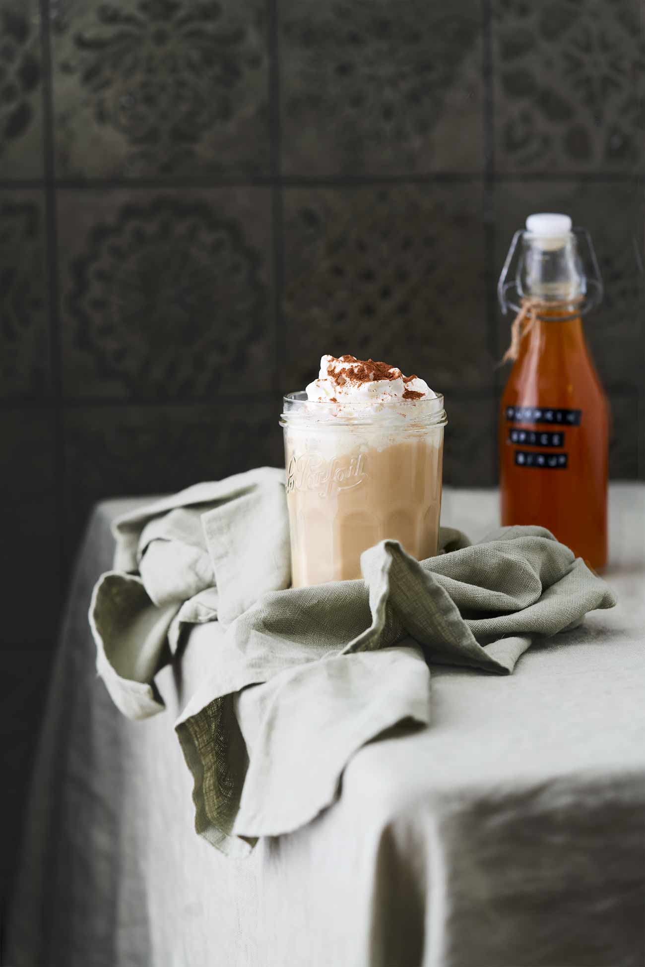 Pumpkin Spice Latte mit hausgemachtem Kürbis-Gewürzsirup  Pumpkin Spice Latte with homemade Pumpkin Spice Sirup   Heute habe ich für Euch das Rezept für den perfekten Pumpkin Spice Sirup, so dass du dir immer inm Handumdrehen den weltbesten Pumpkin Spice Latte machen kannst. Und, wie so oft im Leben, kommt es meist auf die kleinen Dinge an die dazu beitragen, dass etwas ganz Besonders wird. Ein Pumpkin Spice Latte besteht meist zu ca. 10 % aus Espresso. Und der muss perfekt sein. Ich mahle mir dazu die Bohnen für meinen Espresso immer ganz frisch. Mit der manuellen Kaffeemühle von Peugeot mit dem Namen L'Arbre à Café ist das in Sekundenschnelle gemacht - dank des präzisen Mahlwerks aus Stahl.  