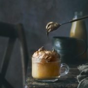 Da ist er wieder. Der Dalgona Kaffee. Passend zum Herbst mit heißer Kürbismilch und Pumpkin Spice Kaffeeschaum. Ihr werdet diese Version lieben. Der Pumpkin Spice Kaffeeschaum riecht besser als jede Duftkerze.