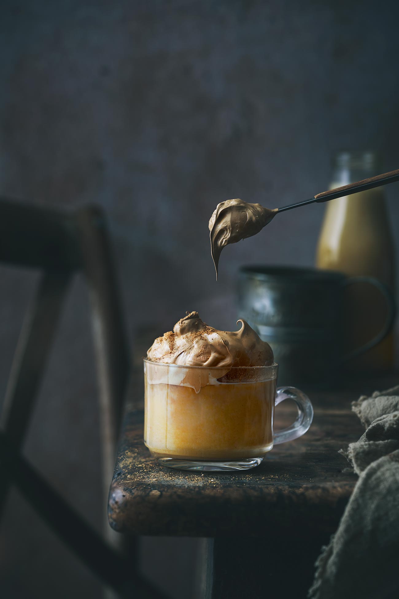 Da ist er wieder. Der Dalgona Kaffee. Passend zum Herbst mit heißer Kürbismilch und Pumpkin Spice Kaffeeschaum. Ihr werdet diese Version lieben. Der Pumpkin Spice Kaffeeschaum riecht besser als jede Duftkerze. 
