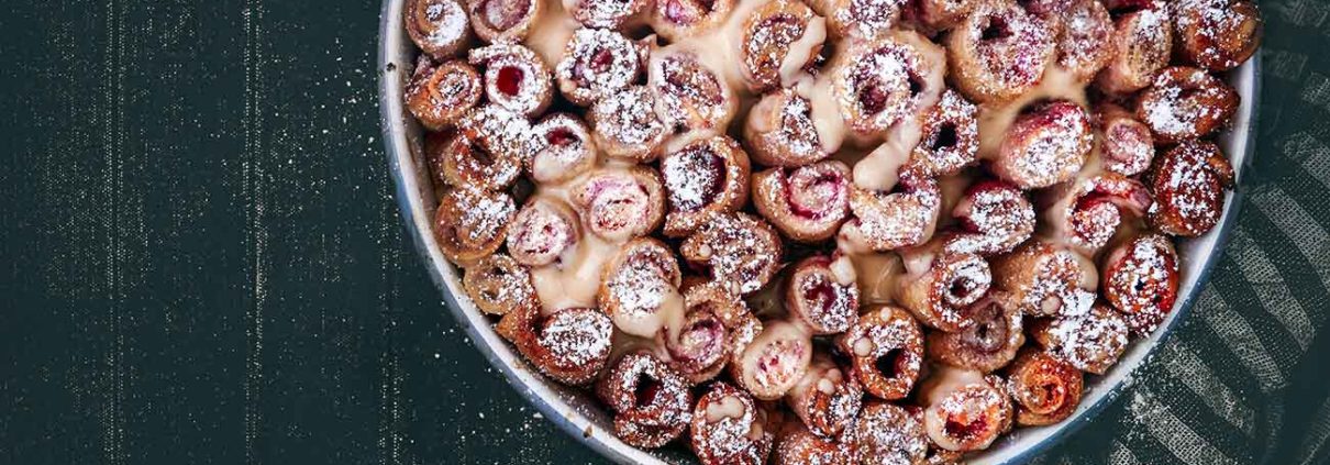 Vergesst alle French Toast Rollen, die ihr noch einzeln in der Pfanne braten müsst. Macht einfach einen großen Auflauf daraus, der so lecker wie ein Riesen-Donut mit Zuckerkruste ist. Dazu noch etwas Vanillesoße… ein Traum.
