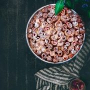 Vergesst alle French Toast Rollen, die ihr noch einzeln in der Pfanne braten müsst. Macht einfach einen großen Auflauf daraus, der so lecker wie ein Riesen-Donut mit Zuckerkruste ist. Dazu noch etwas Vanillesoße… ein Traum.