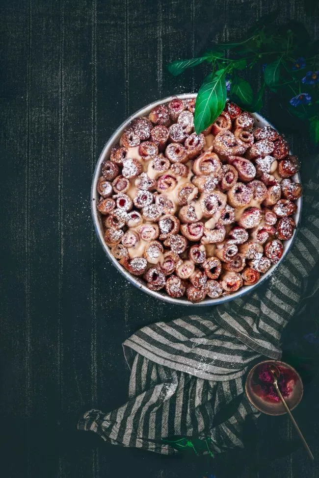 Vergesst alle French Toast Rollen, die ihr noch einzeln in der Pfanne braten müsst. Macht einfach einen großen Auflauf daraus, der so lecker wie ein Riesen-Donut mit Zuckerkruste ist. Dazu noch etwas Vanillesoße… ein Traum.