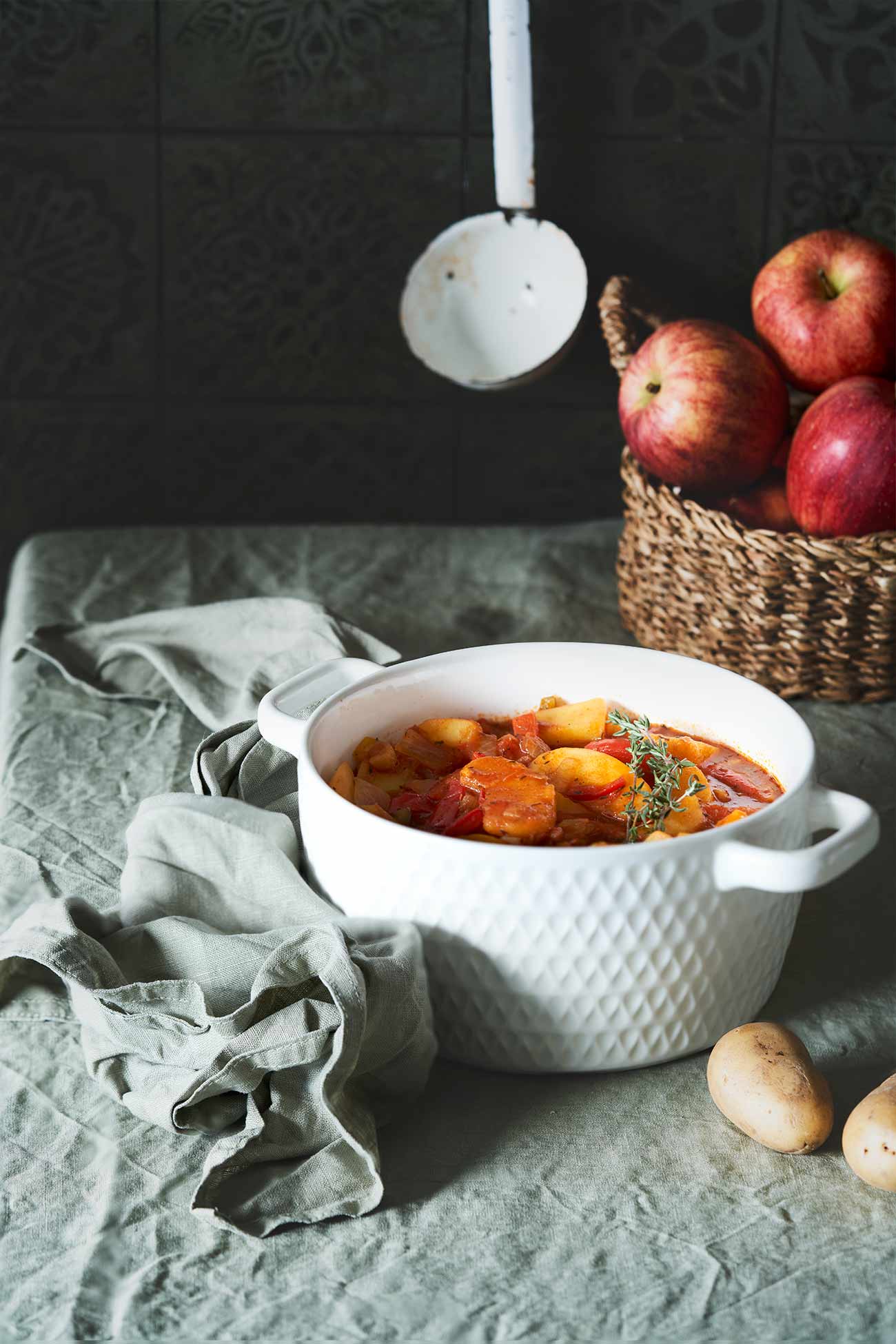 Habt ihr Lust auf ein Geschmackserlebnis? Da hätte ich was für euch: Mein vegetarisches Apfel-Kartoffelgulasch.  Die fast „geheime“ Zutat sind die Gala Äpfel mit dem Label „Südtiroler Apfel g.g.A.“, die ein etwas süßliches Aroma mit einem Hauch Birne haben. Mit ein paar mediterranen Kräutern bringt das Gulasch den Sommer zurück.  Ehrlich gesagt, habe ich mir früher nie Gedanken gemacht welche Apfelsorte ich kaufe bzw. aus welchem Anbaugebiet sie kommen. Heute bin ich schlauer. Und wer sich mal die vielen Sorten mit den ebenso vielen Geschmacksnuancen anschaut, wird schnell merken, dass Äpfel nicht nur gesund, sondern unglaublich vielseitig sind. Beim Kauf entscheidet bei mir tatsächlich das Label mit. Das Label Südtiroler Apfel g.g.A. gewährleistet dass die Äpfel von den Apfelbauern nach den Grundprinzipien des integrierten oder biologischen Anbaus arbeiten. Unter diesem Gütesiegel gibt es 13 Südtiroler Apfelsorten, die nur darauf warten, probiert zu werden. 