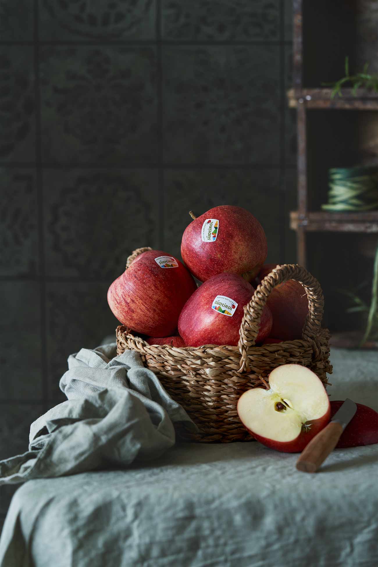 Habt ihr Lust auf ein Geschmackserlebnis? Da hätte ich was für euch: Mein vegetarisches Apfel-Kartoffelgulasch.  Die fast „geheime“ Zutat sind die Gala Äpfel mit dem Label „Südtiroler Apfel g.g.A.“, die ein etwas süßliches Aroma mit einem Hauch Birne haben. Mit ein paar mediterranen Kräutern bringt das Gulasch den Sommer zurück.  Ehrlich gesagt, habe ich mir früher nie Gedanken gemacht welche Apfelsorte ich kaufe bzw. aus welchem Anbaugebiet sie kommen. Heute bin ich schlauer. Und wer sich mal die vielen Sorten mit den ebenso vielen Geschmacksnuancen anschaut, wird schnell merken, dass Äpfel nicht nur gesund, sondern unglaublich vielseitig sind. Beim Kauf entscheidet bei mir tatsächlich das Label mit. Das Label Südtiroler Apfel g.g.A. gewährleistet dass die Äpfel von den Apfelbauern nach den Grundprinzipien des integrierten oder biologischen Anbaus arbeiten. Unter diesem Gütesiegel gibt es 13 Südtiroler Apfelsorten, die nur darauf warten, probiert zu werden. 