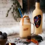 Weiße heiße Eierlikör-Schokolade Eggnog White Hot Chocolate Der Herbst ist längst eingezogen, ab 18 Uhr ist es dunkel und die Abende verbringe ich meist vor dem Kamin. Wenn ich nach einem langen Spaziergang mit den Hunden endlich in was Bequemes geschlüpft bin, mache ich mir gern eine weiße heiße Schokolade. Mit Eierlikör. Ihr versteht das, oder? Der Hula Hoop Eierlikör ist so locker und cremig, dass er mit der heißen Milch und der weißen Schokolade ganz schnell zu deinem Lieblings-Herbstdrink werden kann. Meiner ist es schon. So schön kann der Herbst sein.