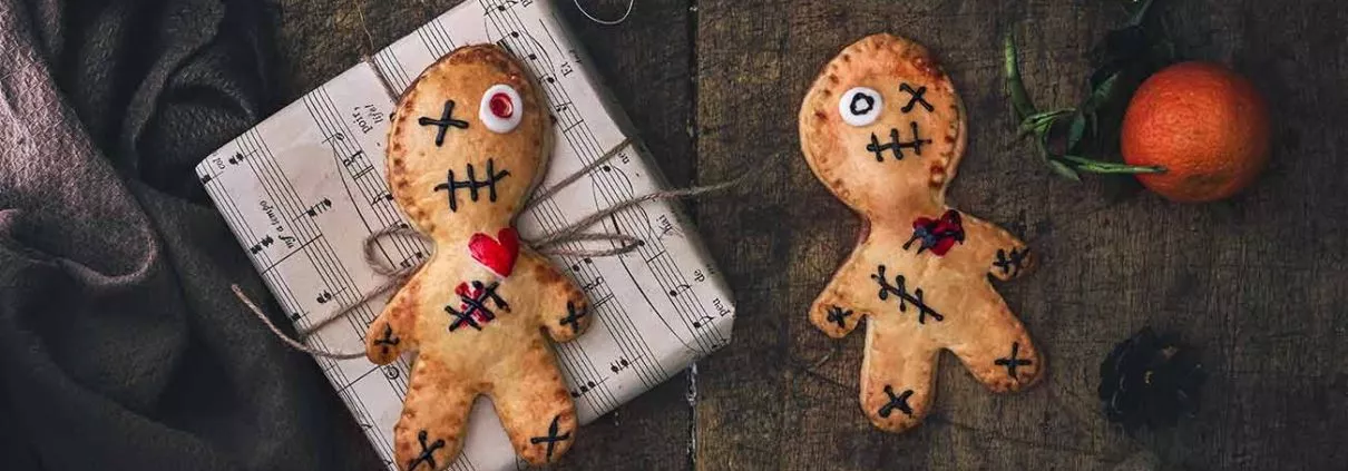Halloween steht vor der Tür - Halloween Doll Pies So langsam geht es los… Halloween steht vor der Türe. Auch wenn ich mich nicht in einen Skelett- Morphsuit zwänge (das wollt ihr auch gar nicht sehen) oder als aufgespießter Kürbis durch die Gegend laufe, darf der Kuchen etwas gruseliger werden. Und alle die mein „Halloween“ Koch- und Backbuch kennen, wissen dass man ganz schnell leckeren, kleinen Kuchen einen Halloween-Style verpassen kann. Rezept für die Mürbeteig-Pies auf dem Blog. #patrickrosenthal #handpies #halloween #halloweendolls #food #foodphotography #pies #voodoo #hautescuisines #lebkuchenmann #gruselig #halloweenparty #voodoodolls – inspired by #notquitenigella @notquitenigella 6-8 Stück 3 Rollen frischer Mürbeteig 1 Ei ½ Glas Himbeermarmelade 1 Tube schwarze Zuckerschrift Rote Lebensmittelfarbe Weißer Fondant Ausstechform Lebkuchenmann Backofen auf 200 Grad Ober-Unterhitze vorheizen und 2 Backbleche mit Backpapier auslegen. Mürbeteig entrollen. Mit dem Ausstecher 12-16 (je nach Größe deines Ausstechers) Lebkuchenmännchen ausstechen und die Hälfte davon auf die Backbleche verteilen. Ei mit 1 El Wasser verquirlen und die Ränder der Teigmännchen einpinseln. Je 1 kleinen Teelöffel Marmelade auf den Kopf und Bauch der Teigmännchen verteilen. Je einen zweiten ausgestochenen Teig auf die Männchen setzen und die Ränder mit einer Gabel zusammendrücken. Männchen mit dem Eiermischung einpinseln. Mit einem scharfen Messer ein Kreuz in den Bauch ritzen. Im Ofen 20-25 Minuten goldbraun backen, herausnehmen und vollständig auskühlen lassen. Halloween Dolls nach Lust und Laune verzieren. TIPP: Ich habe für die Herzen aus fertigem ausgerolltem Fondant kleine Herzen ausgeschnitten und diese mit roter Lebensmittelfarbe bepinselt. Die Augen habe ich ebenso mit einem kleinen runden Keksausstecher (oder Strohhalm) ausgestochen. Inspiriert wurde ich durch die Voodoo Halloween Pies von Lorraine Elliott.