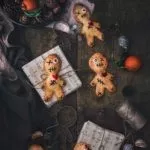 Halloween steht vor der Tür - Halloween Doll Pies So langsam geht es los… Halloween steht vor der Türe. Auch wenn ich mich nicht in einen Skelett- Morphsuit zwänge (das wollt ihr auch gar nicht sehen) oder als aufgespießter Kürbis durch die Gegend laufe, darf der Kuchen etwas gruseliger werden. Und alle die mein „Halloween“ Koch- und Backbuch kennen, wissen dass man ganz schnell leckeren, kleinen Kuchen einen Halloween-Style verpassen kann. Rezept für die Mürbeteig-Pies auf dem Blog. #patrickrosenthal #handpies #halloween #halloweendolls #food #foodphotography #pies #voodoo #hautescuisines #lebkuchenmann #gruselig #halloweenparty #voodoodolls – inspired by #notquitenigella @notquitenigella 6-8 Stück 3 Rollen frischer Mürbeteig 1 Ei ½ Glas Himbeermarmelade 1 Tube schwarze Zuckerschrift Rote Lebensmittelfarbe Weißer Fondant Ausstechform Lebkuchenmann Backofen auf 200 Grad Ober-Unterhitze vorheizen und 2 Backbleche mit Backpapier auslegen. Mürbeteig entrollen. Mit dem Ausstecher 12-16 (je nach Größe deines Ausstechers) Lebkuchenmännchen ausstechen und die Hälfte davon auf die Backbleche verteilen. Ei mit 1 El Wasser verquirlen und die Ränder der Teigmännchen einpinseln. Je 1 kleinen Teelöffel Marmelade auf den Kopf und Bauch der Teigmännchen verteilen. Je einen zweiten ausgestochenen Teig auf die Männchen setzen und die Ränder mit einer Gabel zusammendrücken. Männchen mit dem Eiermischung einpinseln. Mit einem scharfen Messer ein Kreuz in den Bauch ritzen. Im Ofen 20-25 Minuten goldbraun backen, herausnehmen und vollständig auskühlen lassen. Halloween Dolls nach Lust und Laune verzieren. TIPP: Ich habe für die Herzen aus fertigem ausgerolltem Fondant kleine Herzen ausgeschnitten und diese mit roter Lebensmittelfarbe bepinselt. Die Augen habe ich ebenso mit einem kleinen runden Keksausstecher (oder Strohhalm) ausgestochen. Inspiriert wurde ich durch die Voodoo Halloween Pies von Lorraine Elliott.