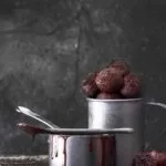 Oreo Trüffel Oreo truffles Ich mag so kleine Kugeln einfach. Noch lieber, wenn sie aus nur 5 Zutaten bestehen und richtig schnell gemacht sind. Und du bist nur einen Biss durch die knackige Schokolade entfernt von der feuchten Oreo-Füllung. So gut.