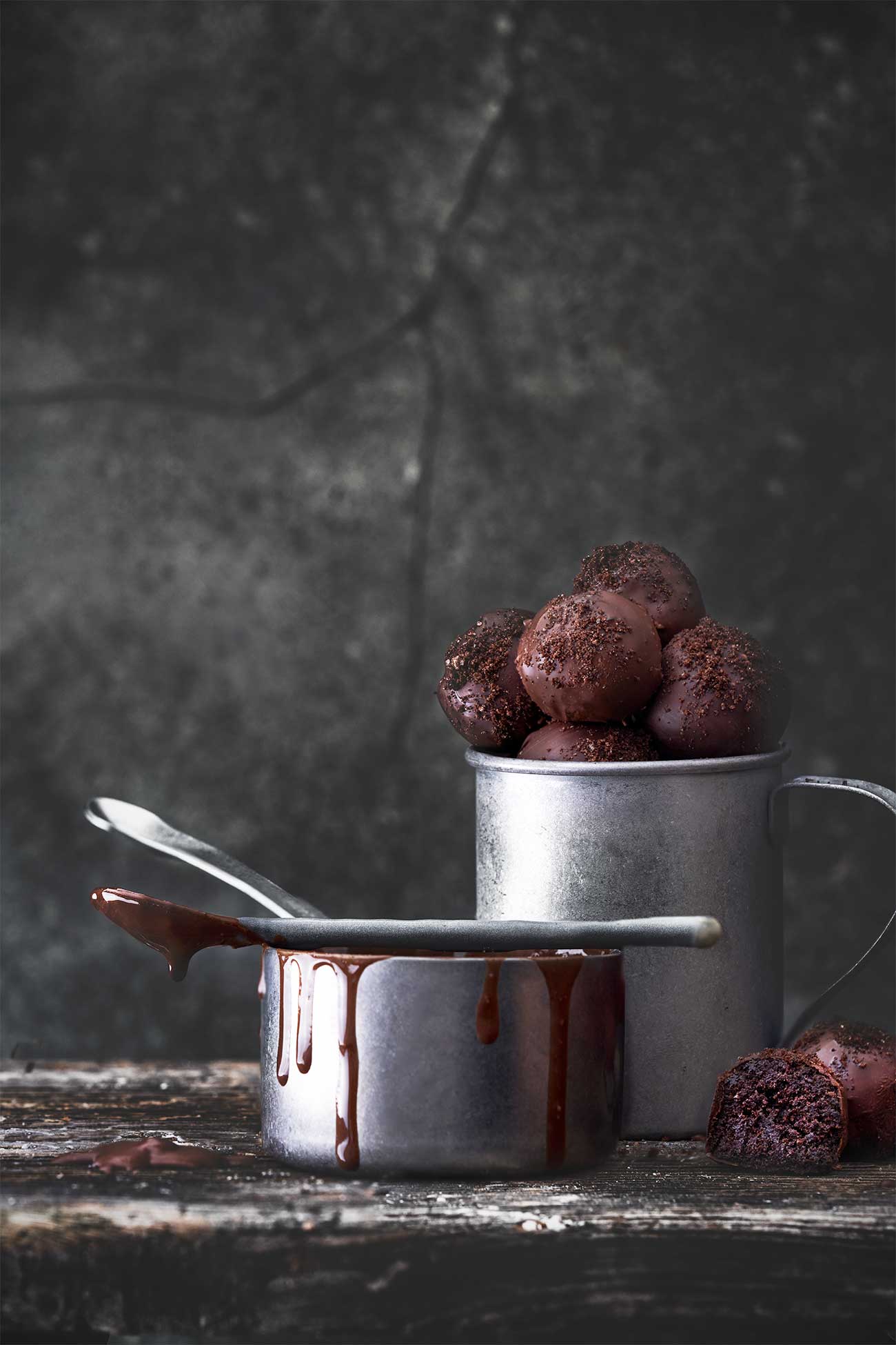 Oreo Trüffel Oreo truffles  Ich mag so kleine Kugeln einfach. Noch lieber, wenn sie aus nur 5 Zutaten bestehen und richtig schnell gemacht sind. Und du bist nur einen Biss durch die knackige Schokolade entfernt von der feuchten Oreo-Füllung. So gut. 