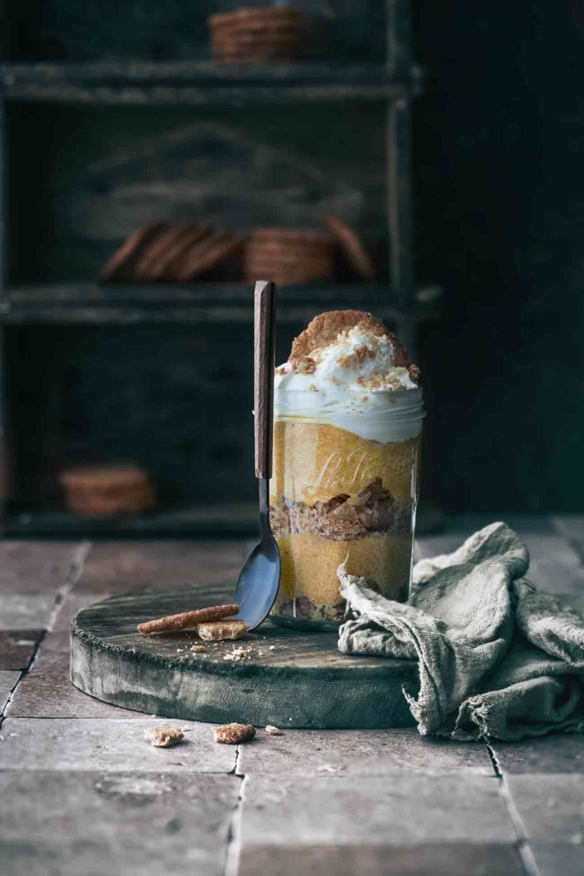 Klopf, klopf…Zeit für Kürbis. Wir wäre es mit einem cremigen Dessert mit knusprigen Haferkeksen, herbstlicher Kürbis-Mousse und Crème Fraîche-Sahne? Damit starte ich in die Kürbis-Saison.