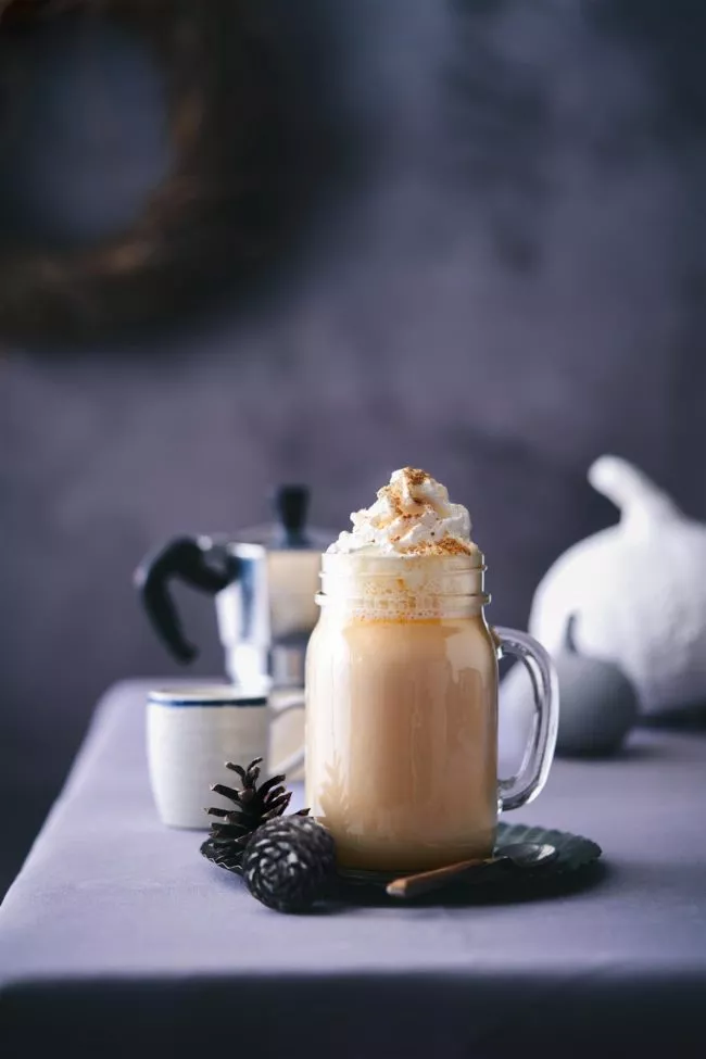 Ich kann mich noch ganz genau an meine ersten Pumpkin Spice Latte erinnern. Mitten im Herbst, an einem sehr kalten Oktobertag. Mein Zug nach Hause hatte 30 Minuten Verspätung und ich schlenderte durch den Bahnhof. Da sah ich ihn, den Pumpkin Spice Latte und wollte ihn. Danach war es um mich geschehen und ich feilte daran ihn genauso hinzubekommen. Heute reicht mir das nicht mehr und ich will ihn noch viel besser machen. Und hier ist er: DER Pumpkin Spice Latte mit einem kräftigen Espresso der Jacobs Barista Espresso Bohnen, die von Natur aus schon einen intensiven und leicht würzigen Geschmack haben. Rezept auf dem Blog.