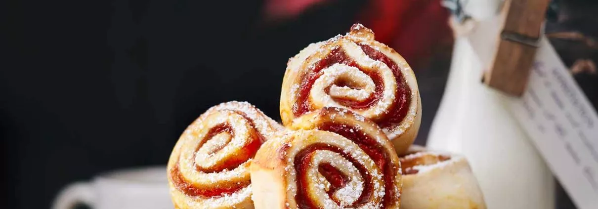 Fluffige Zimtschnecken…genau das, was wir im Herbst suchen. Butterweicher Teig mit einer würzigen Mischung aus Pumpkin Spice, Zimt und fruchtigen Apfel. Jede Rolle ist großzügig mit der leckeren Füllung bestrichen, mit einem Hauch Ahornsirup der in allen Ecken und Winkeln schmilzt.