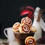 Fluffige Zimtschnecken…genau das, was wir im Herbst suchen. Butterweicher Teig mit einer würzigen Mischung aus Pumpkin Spice, Zimt und fruchtigen Apfel. Jede Rolle ist großzügig mit der leckeren Füllung bestrichen, mit einem Hauch Ahornsirup der in allen Ecken und Winkeln schmilzt.