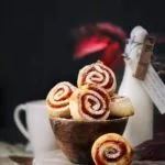 Fluffige Zimtschnecken…genau das, was wir im Herbst suchen. Butterweicher Teig mit einer würzigen Mischung aus Pumpkin Spice, Zimt und fruchtigen Apfel. Jede Rolle ist großzügig mit der leckeren Füllung bestrichen, mit einem Hauch Ahornsirup der in allen Ecken und Winkeln schmilzt.