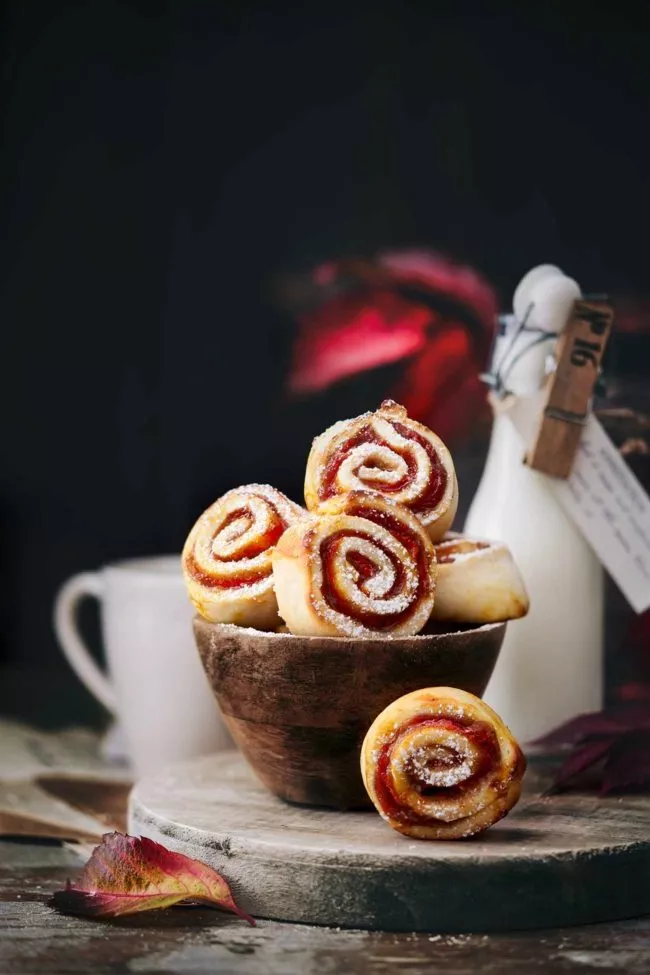 Fluffige Zimtschnecken…genau das, was wir im Herbst suchen. Butterweicher Teig mit einer würzigen Mischung aus Pumpkin Spice, Zimt und fruchtigen Apfel. Jede Rolle ist großzügig mit der leckeren Füllung bestrichen, mit einem Hauch Ahornsirup der in allen Ecken und Winkeln schmilzt.