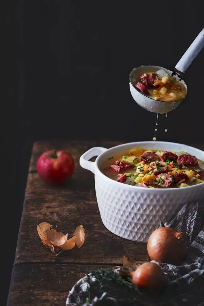 Lieblingssuppe. Ab sofort. Hilft gegen Schmuddelwetter-Blues und kalte Füße. Suppen kommen bei mir in Spiel, wenn es draußen kalt und regnerisch ist und mein Körper etwas verlangt was ihn von innen wärmt. Aber…jetzt kommt es…ich mag wirklich nur ganz wenige Suppen, weil ich immer das Gefühl habe, dass Suppen so gar keine richtige Mahlzeit sind. Was natürlich totaler Quatsch ist, denn eine Suppe zum Beispiel die aus Kartoffeln, Salami und Käse besteht ist mehr als nur eine Mahlzeit. Sie sind ein Tellerchen Wohlbefinden.