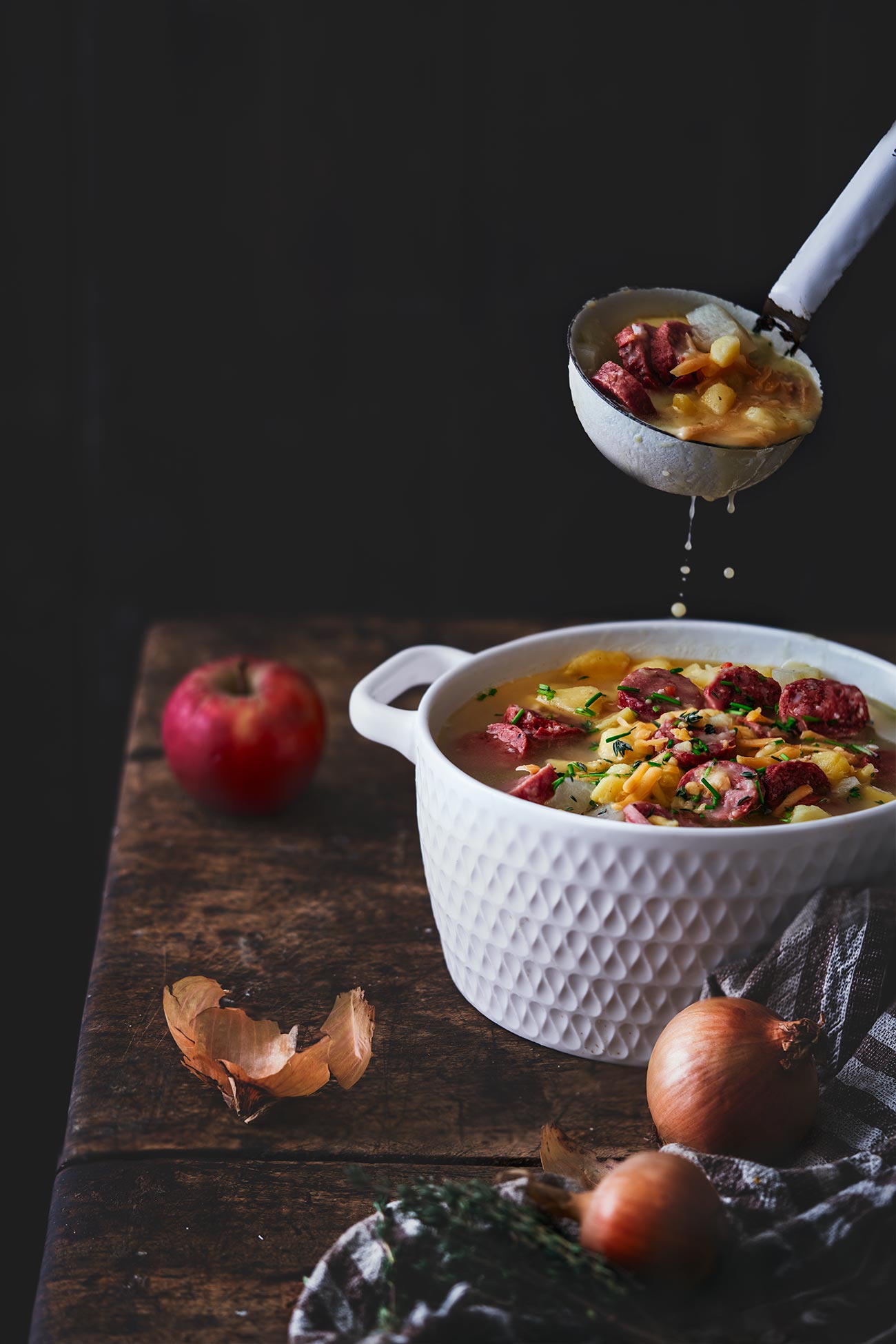 Lieblingssuppe. Ab sofort. Hilft gegen Schmuddelwetter-Blues und kalte Füße. Suppen kommen bei mir in Spiel, wenn es draußen kalt und regnerisch ist und mein Körper etwas verlangt was ihn von innen wärmt. Aber…jetzt kommt es…ich mag wirklich nur ganz wenige Suppen, weil ich immer das Gefühl habe, dass Suppen so gar keine richtige Mahlzeit sind. Was natürlich totaler Quatsch ist, denn eine Suppe zum Beispiel die aus Kartoffeln, Salami und Käse besteht ist mehr als nur eine Mahlzeit. Sie sind ein Tellerchen Wohlbefinden. 