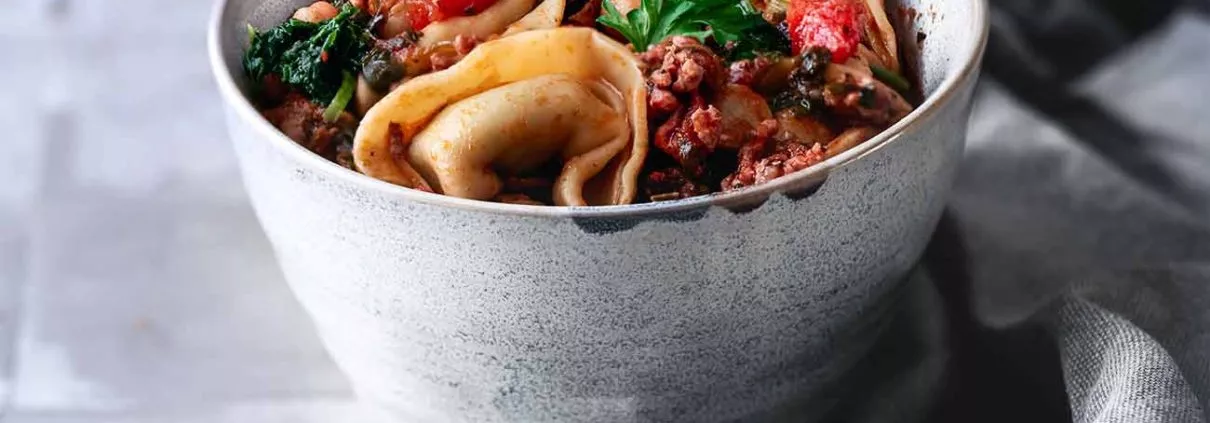 Tortellini Bolognese Ein heißes Schüsselchen gefällig? Ganz zackig gemacht? So eine Art One-Pan Bolognese? Wenn du mindestens einmal mit JA geantwortet hast, ist die Tortellini Bolognese genau das Richtige für Dich. Unbedingt probieren.