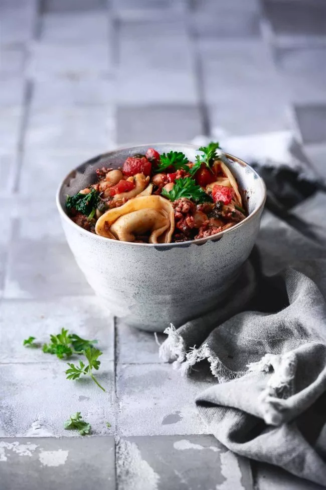 Tortellini Bolognese Ein heißes Schüsselchen gefällig? Ganz zackig gemacht? So eine Art One-Pan Bolognese? Wenn du mindestens einmal mit JA geantwortet hast, ist die Tortellini Bolognese genau das Richtige für Dich. Unbedingt probieren.