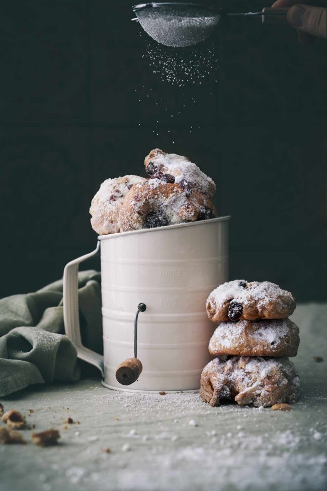 Ich feiere im Oktober das Pumpkin Spice Gewürz und packe die fluffigen Wölkchen voll mit leckeren Gewürzen, Nüssen und Nougat. Und die leckeren Kekse stimmen schon richtig auf die Vorweihnachtszeit ein.