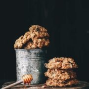 Gestern habe ich eine große Portion Frühstückskekse gebacken. Die leckersten Frühstückskekse, die ihr jemals essen werdet. Versprochen. Ganz ohne Industriezucker und total saftig. Und wer auf Vorrat backen will, der kann sie bis zu 5 Tage im Kühlschrank aufbewahren oder bis zu 3 Monate einfrieren. Ich mache sie mir gerne morgens im Toaster warm.