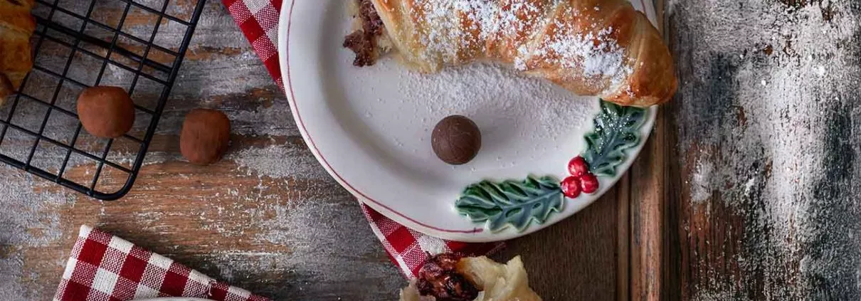STOPP! Das sind keine Croissants, auch wenn es auf dem ersten Blick so aussieht. Das sind mit Schokoladenkugeln gefüllte Bananen, umwickelt mit Blätterteig. LEUTE, das ist der Knaller. Ein absoluter Genuss. Unglaublich schnell gemacht und ein echtes Überraschungsdessert.