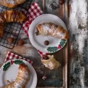 STOPP! Das sind keine Croissants, auch wenn es auf dem ersten Blick so aussieht. Das sind mit Schokoladenkugeln gefüllte Bananen, umwickelt mit Blätterteig. LEUTE, das ist der Knaller. Ein absoluter Genuss. Unglaublich schnell gemacht und ein echtes Überraschungsdessert.