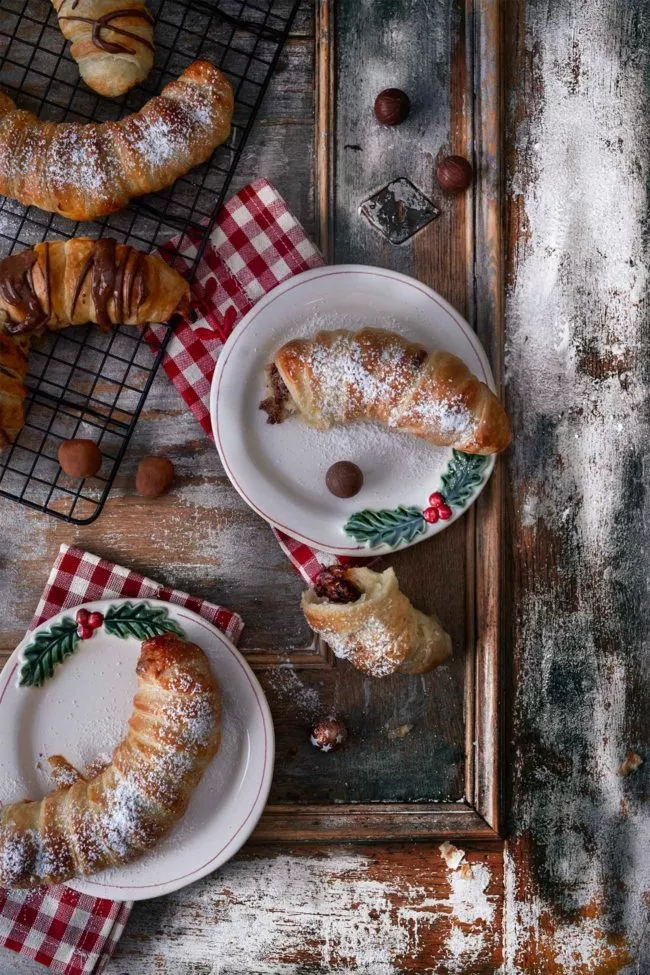 STOPP! Das sind keine Croissants, auch wenn es auf dem ersten Blick so aussieht. Das sind mit Schokoladenkugeln gefüllte Bananen, umwickelt mit Blätterteig. LEUTE, das ist der Knaller. Ein absoluter Genuss. Unglaublich schnell gemacht und ein echtes Überraschungsdessert.