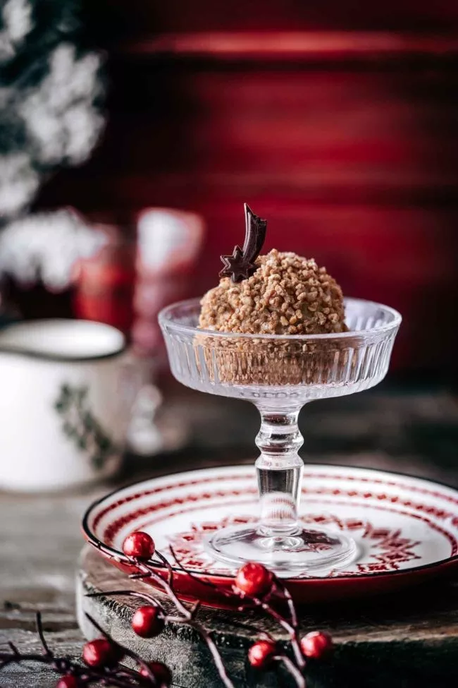 Das Dessert steht jetzt ganz oben auf meiner „Das perfekte Dessert für den Heiligen Abend“-Liste. Es schmeckt klasse, lässt sich perfekt vorbereiten und ist ein totaler Hingucker. Wunderbar.