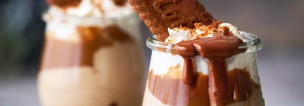 Ein Becher voller Lotus Biscoff. Das klingt schon lecker, oder? Und da der Keks mit seinem karamelligen und leicht zimtigen Geschmack einfach perfekt in die Vorweihnachtszeit passt, wird daraus aus nur 5 Zutaten ein leckeres Dessert.