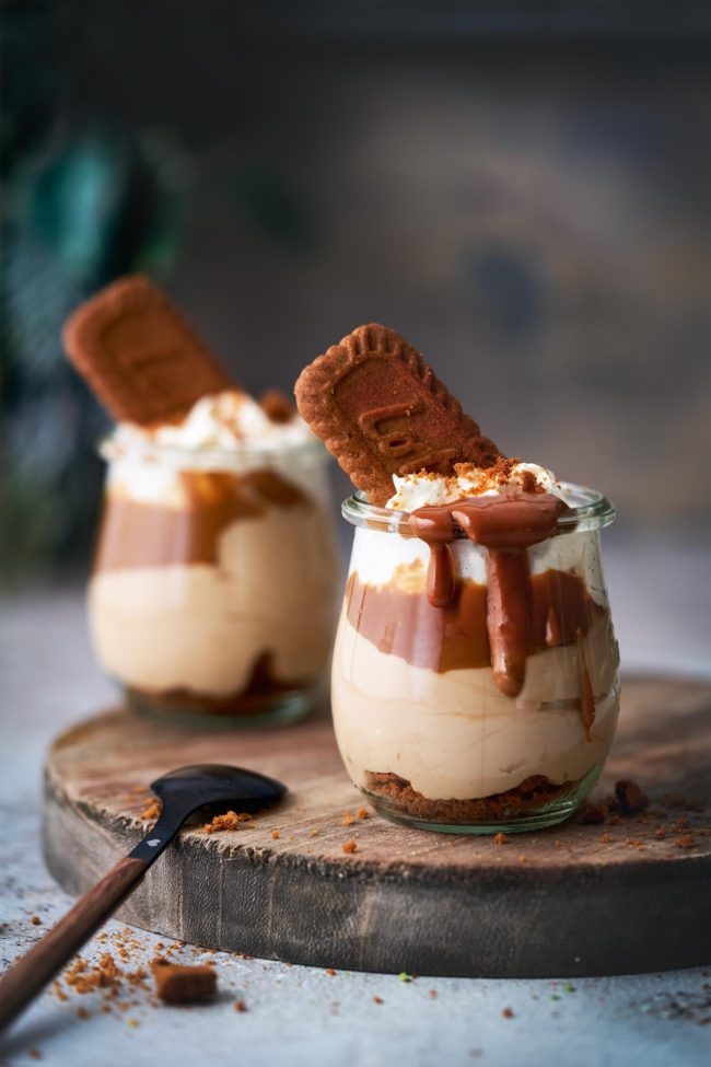 Ein Becher voller Lotus Biscoff. Das klingt schon lecker, oder? Und da der Keks mit seinem karamelligen und leicht zimtigen Geschmack einfach perfekt in die Vorweihnachtszeit passt, wird daraus aus nur 5 Zutaten ein leckeres Dessert.