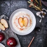 Milchreis ist und bleibt einfach mein Wohlfühlessen. Meine Geheimzutaten sind ein Stückchen Butter im Milchreis und ein knackiger Apfel obendrauf. Nicht irgendein Apfel, sondern ein ganz süßer Apfel. Ich habe mich für den wunderschönen Red Delicious entschieden. Red Delicious ist einer von 13 Südtiroler Apfelsorten unter dem Gütesiegel „Südtiroler Apfel g.g.A.“, der besonders gern in den Hang-und Berglagen wächst. Er ist für mich einer der schönsten Äpfel und jeder der ihn in der Obstschale sieht, will direkt zugreifen. Aber durch sein einzigartiges Fruchtfleisch eignet er sich eben auch besonders für mein Milchreis-Topping.