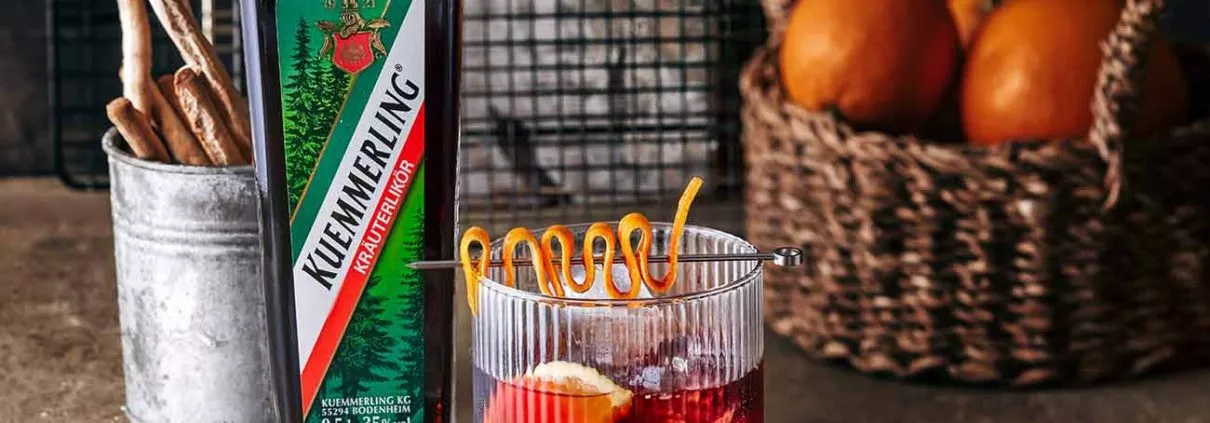 Dem klassischen Negroni aus Italien geht es an den Kragen. Denn er bekommt Konkurrenz: Der Kuemmerling-Negroni verleiht dem Klassiker einen Hauch von frischen Kräutern wie Zimtrinde und Engelwurz.