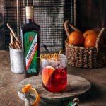 Dem klassischen Negroni aus Italien geht es an den Kragen. Denn er bekommt Konkurrenz: Der Kuemmerling-Negroni verleiht dem Klassiker einen Hauch von frischen Kräutern wie Zimtrinde und Engelwurz.