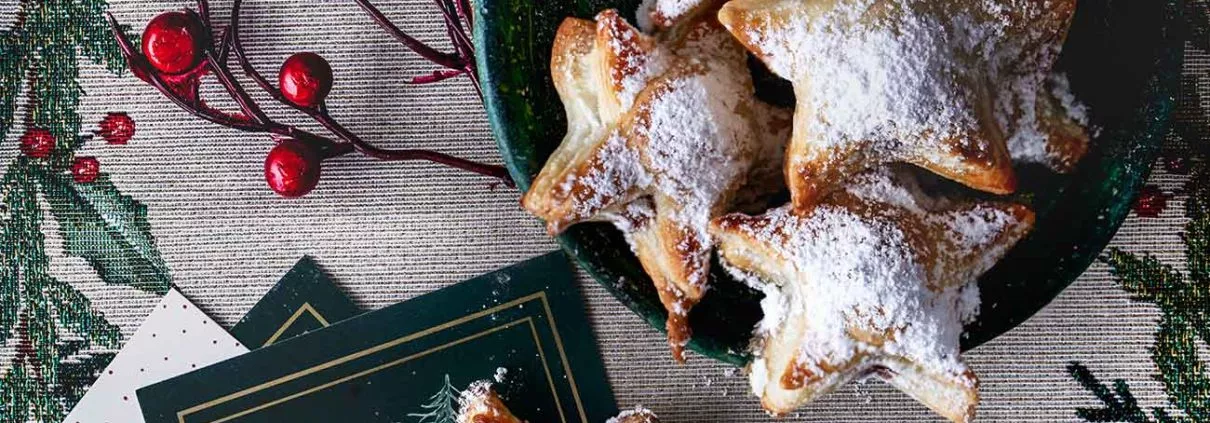 Nix Neues, aber unglaublich gut. Und ich will nur sichergehen, dass alle, wirklich alle Menschen, dieses „easy peasy“ Last-Minute Weihnachtsgebäck kennen. In nur wenigen Minuten zubereitet und warm genossen einfach ein Knaller.