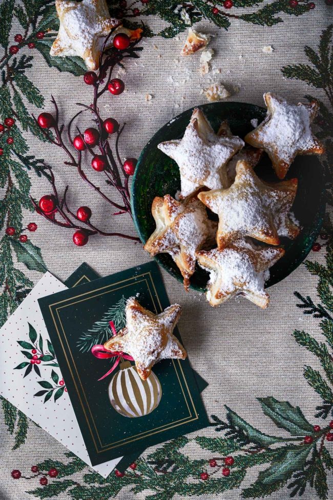 Nix Neues, aber unglaublich gut. Und ich will nur sichergehen, dass alle, wirklich alle Menschen, dieses „easy peasy“ Last-Minute Weihnachtsgebäck kennen. In nur wenigen Minuten zubereitet und warm genossen einfach ein Knaller.