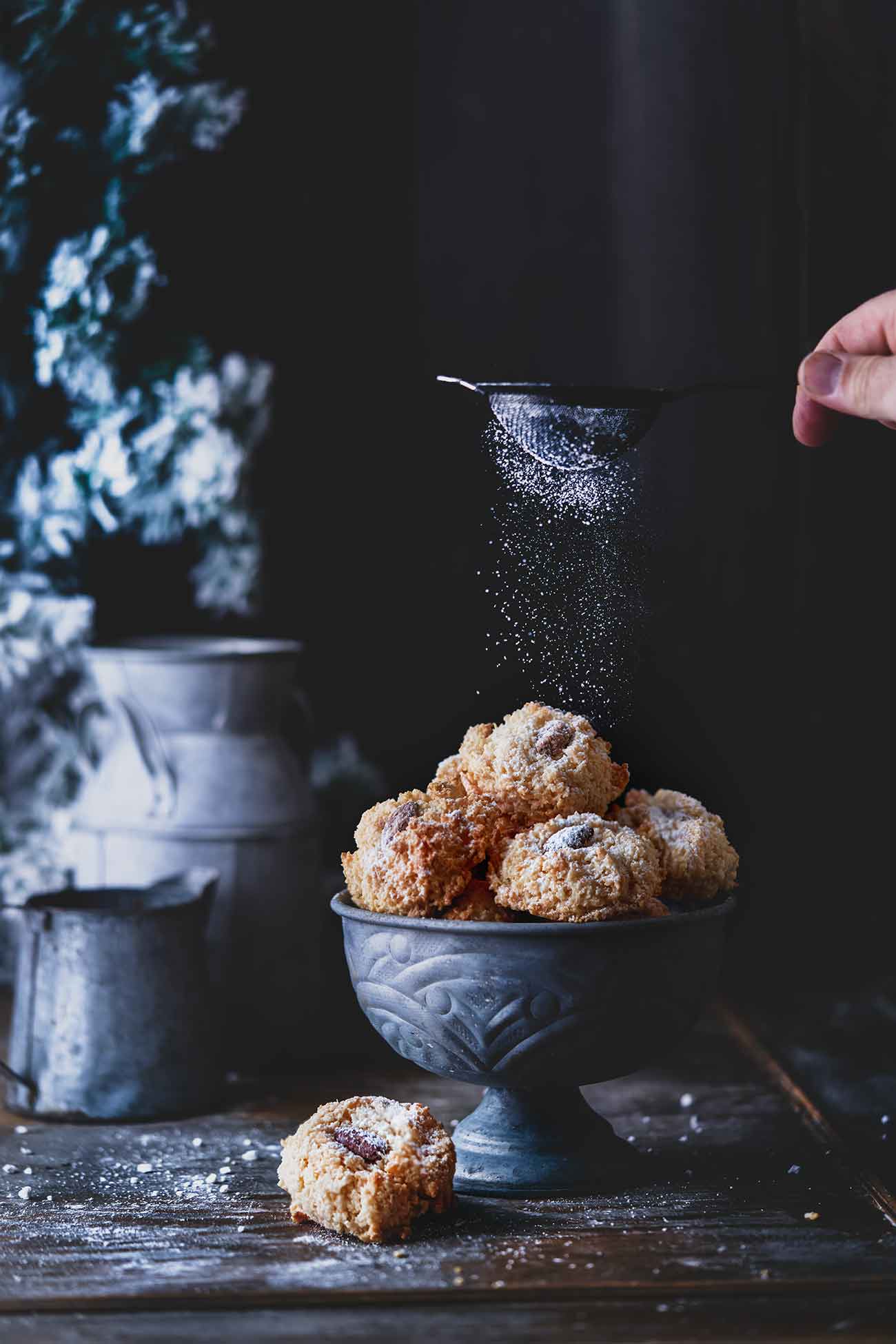 Jetzt müssen alle Bäcker und Bäckerinnen ganz tapfer sein, denn jetzt geht es der guten, alten Kokosmakrone an den Kragen. Mit nur ein paar Zutaten (und ganz ohne Eiweiß) ist die Rafaello Kokosmakrone einfach unschlagbar lecker. Ich kann mich nur wiederholen: Das müsst ihr ausprobieren. 