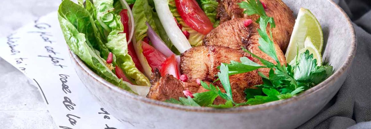 Auch wenn ich den Herbst mit eher deftigen Gerichten in Verbindung bringe, benötige ich ab und zu was ganz Frisches auf dem Tisch. Einen Salat. Also, nicht irgendeinen, sondern einen richtig guten. Mit saftiger Hähnchenbrust, knackigem Salat und Erdnusssoße. Die Erdnusssoße ist ruckzuck gemacht, der Salat ist schnell gewaschen und die Hähnchenbrust mariniere ich vorher. Beim Geflügelkauf achte ich immer auf Geflügel aus Europa. Nicht nur, weil die EU-Vorschriften besonders streng sind, sondern weil sich die europäische Geflügelwirtschaft zum Ziel gemacht hat, einen positiven Beitrag zum ökologischen Fußabdruck zu leisten.