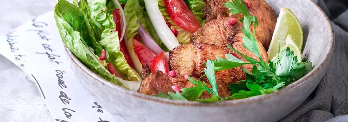 Auch wenn ich den Herbst mit eher deftigen Gerichten in Verbindung bringe, benötige ich ab und zu was ganz Frisches auf dem Tisch. Einen Salat. Also, nicht irgendeinen, sondern einen richtig guten. Mit saftiger Hähnchenbrust, knackigem Salat und Erdnusssoße. Die Erdnusssoße ist ruckzuck gemacht, der Salat ist schnell gewaschen und die Hähnchenbrust mariniere ich vorher. Beim Geflügelkauf achte ich immer auf Geflügel aus Europa. Nicht nur, weil die EU-Vorschriften besonders streng sind, sondern weil sich die europäische Geflügelwirtschaft zum Ziel gemacht hat, einen positiven Beitrag zum ökologischen Fußabdruck zu leisten.