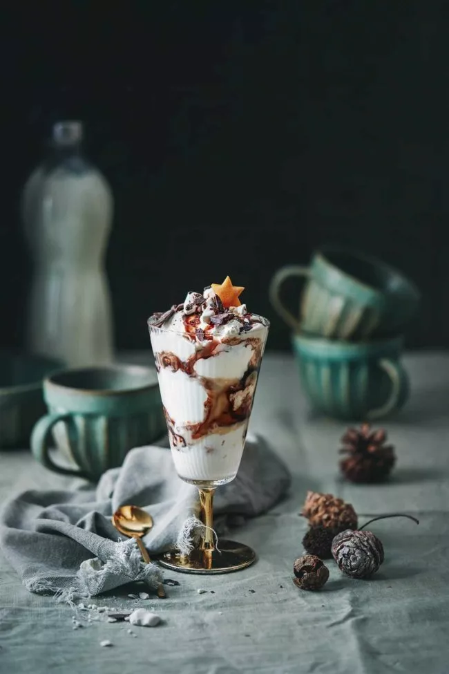 Warum nicht zwei legendäre Desserts in ein Glas packen? Tiramisu und Eton mess. Ihr könnt euch gar nicht vorstellen, wie gut das schmeckt. Dazu etwas Eierlikör und Schokoladensoße. Ein schnell gemachtes Dessert für das Wochenende, aber festlich genug für die Advents-und Weihnachtszeit.