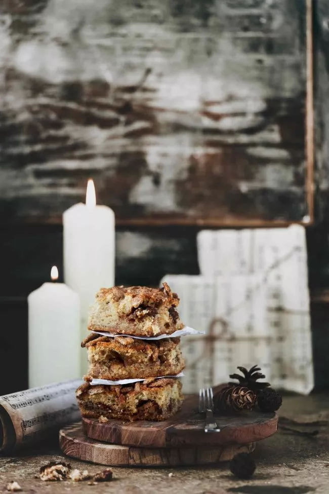 Was diesen Bananenkuchen zu etwas ganz Besonderem macht, sind diese wunderbaren Schichten aus zuckersüßen, nussigen Schichten aus braunem Zucker und Pekannüssen. Riecht und schmeckt nach einem wohligen Wochenende.