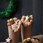 Viel zu lange habe ich die kleine Tür, die sich in meiner Küche befindet, nicht mehr geöffnet. Hinter dieser Tür befindet sich mein großes Laster (ok, es gibt da noch so 3-6 andere): Küchengeräte. Vor allem Waffeleisen haben es mir angetan. Und als ich das Bubble Waffle Eisen wieder in den Händen hielt, musste ich es wieder zum Leben erwecken. Heiße Waffeln, Zimt-Sahne- Mascarpone Creme… wie ein großer Zimtstern in der Tüte bzw. im Becher. Müsst ihr probieren.